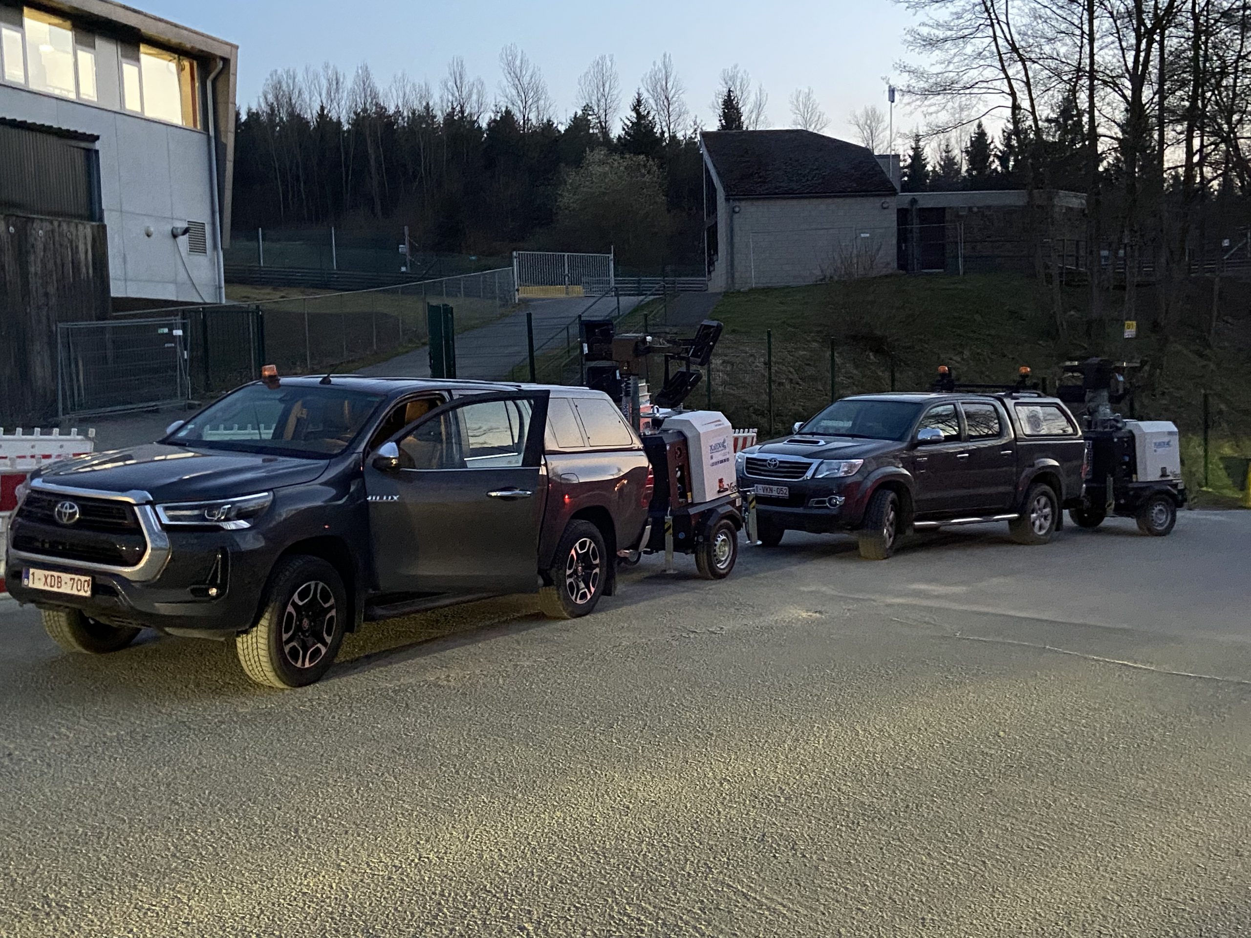 dépose de mâts via pick up pour les accès, pha se de test avant l'évenement délicats