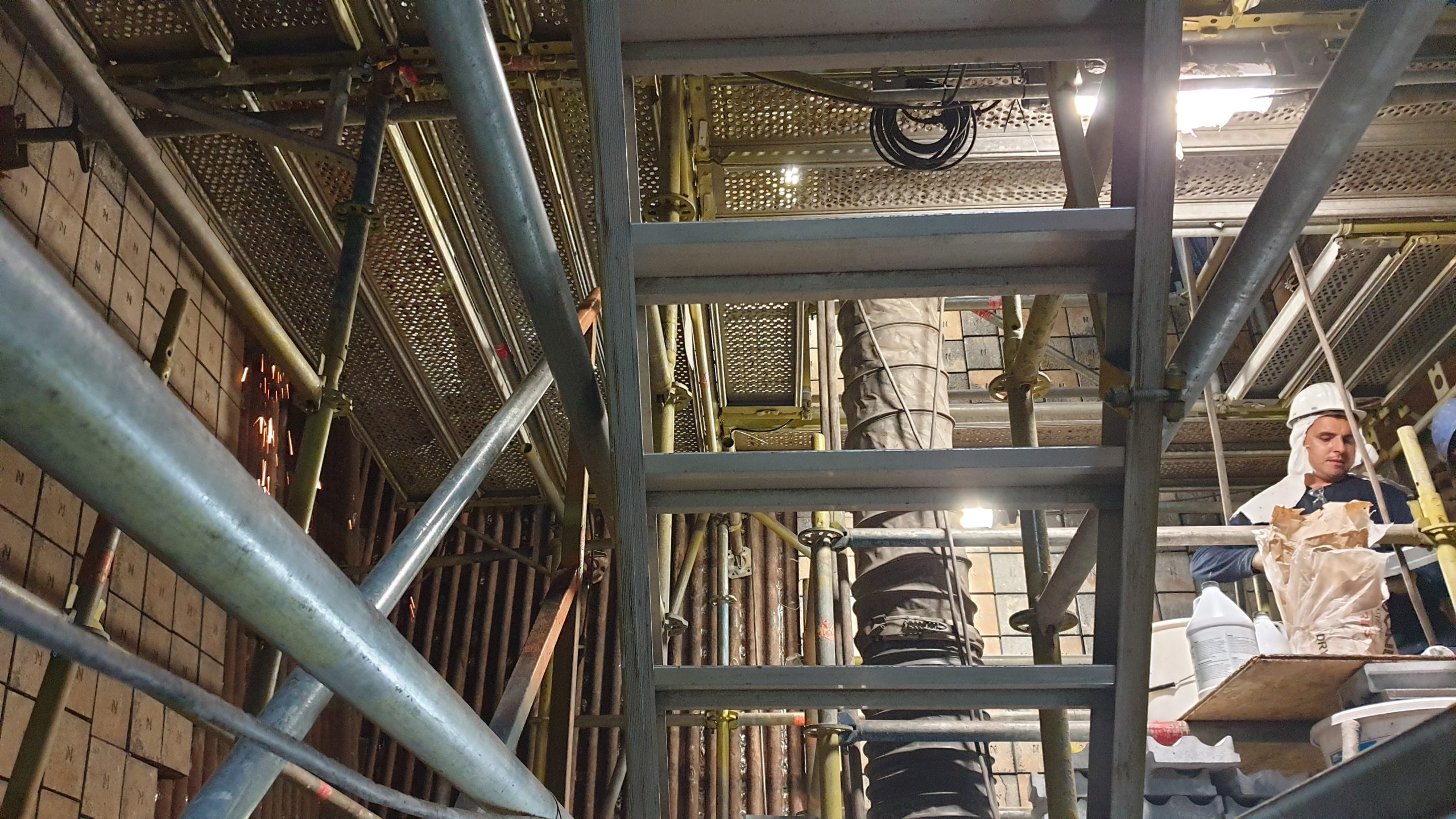 éclairage pendant le travail des maintenanciers, vue intérieur d'un four