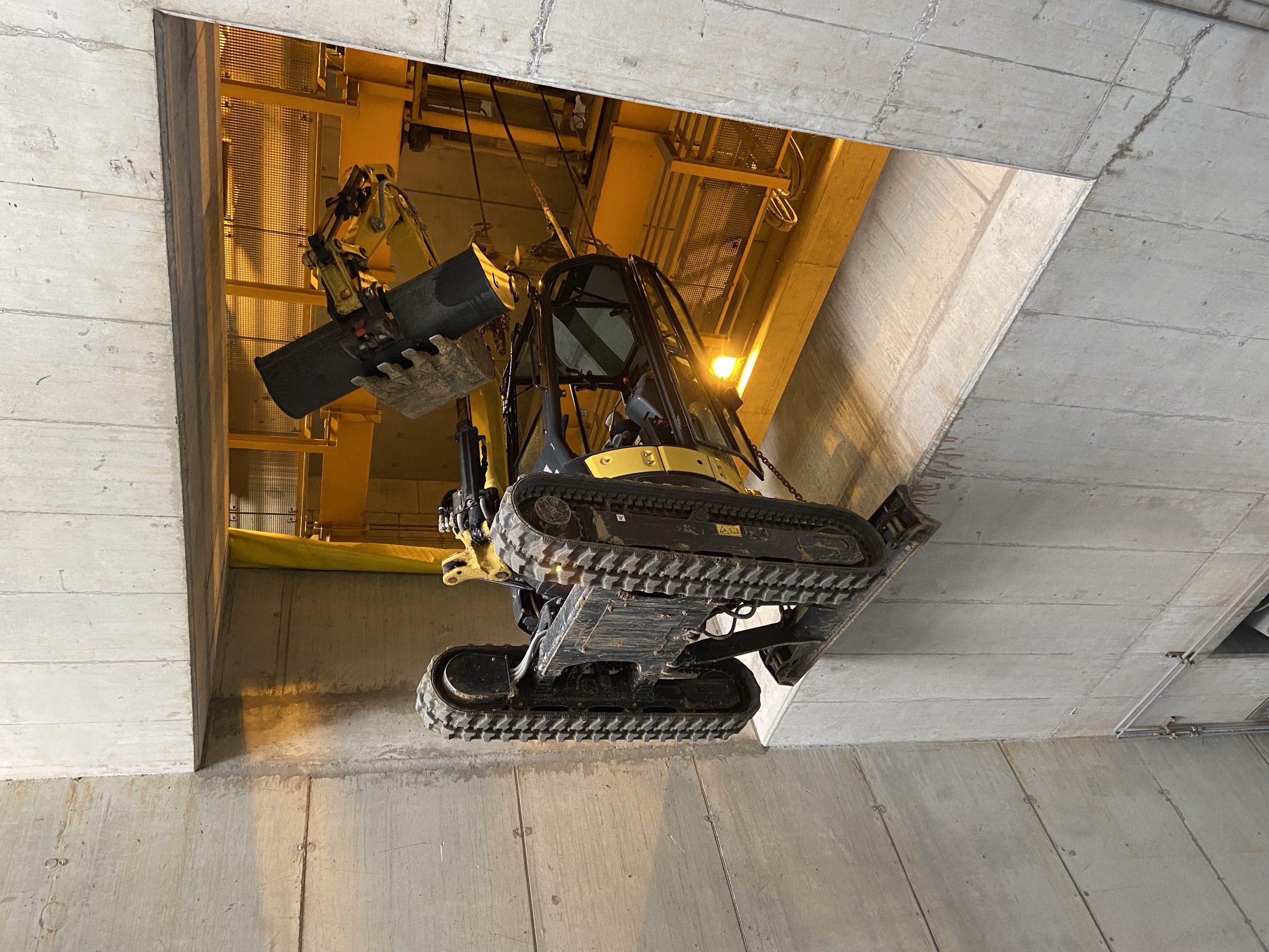 élévation pelleteuse pour arriver à la zone de travail, maintenance industrielle