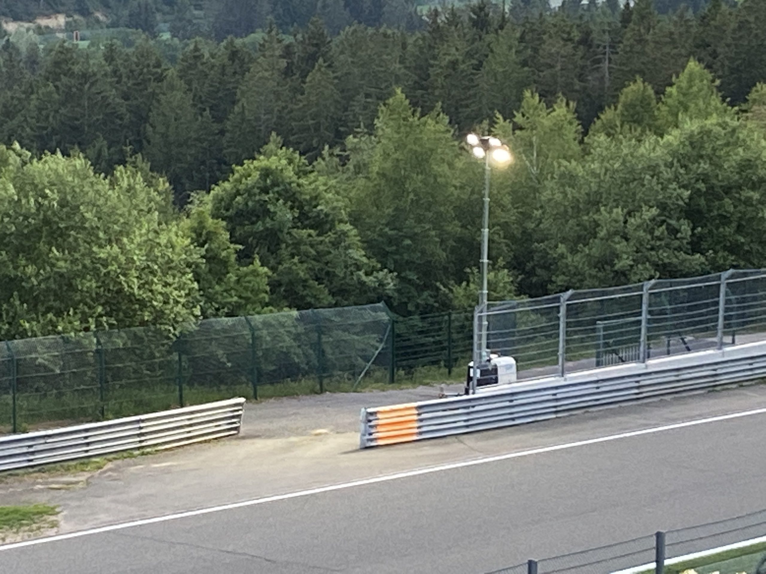 il fait encore fort clair mais on voit déjà l'effet du mât sur la piste !