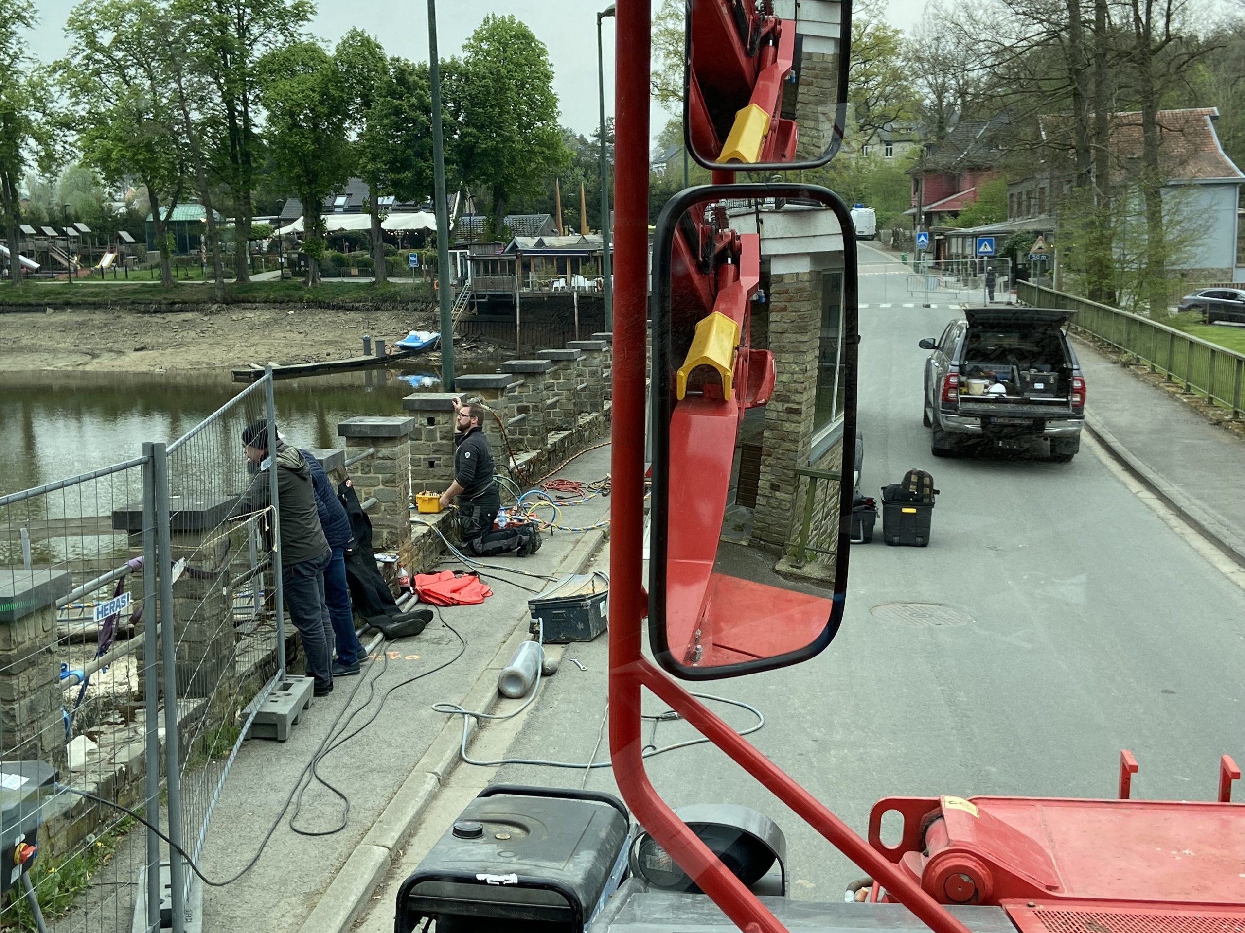 ingénieur, resp des travaux locaux, l'assistant du plongeur, tous suivent avec attention les évolutions du plongeur au pied du barrage