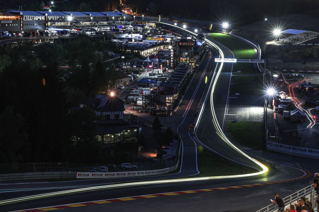 la course bat son plein, photo ambiance générale