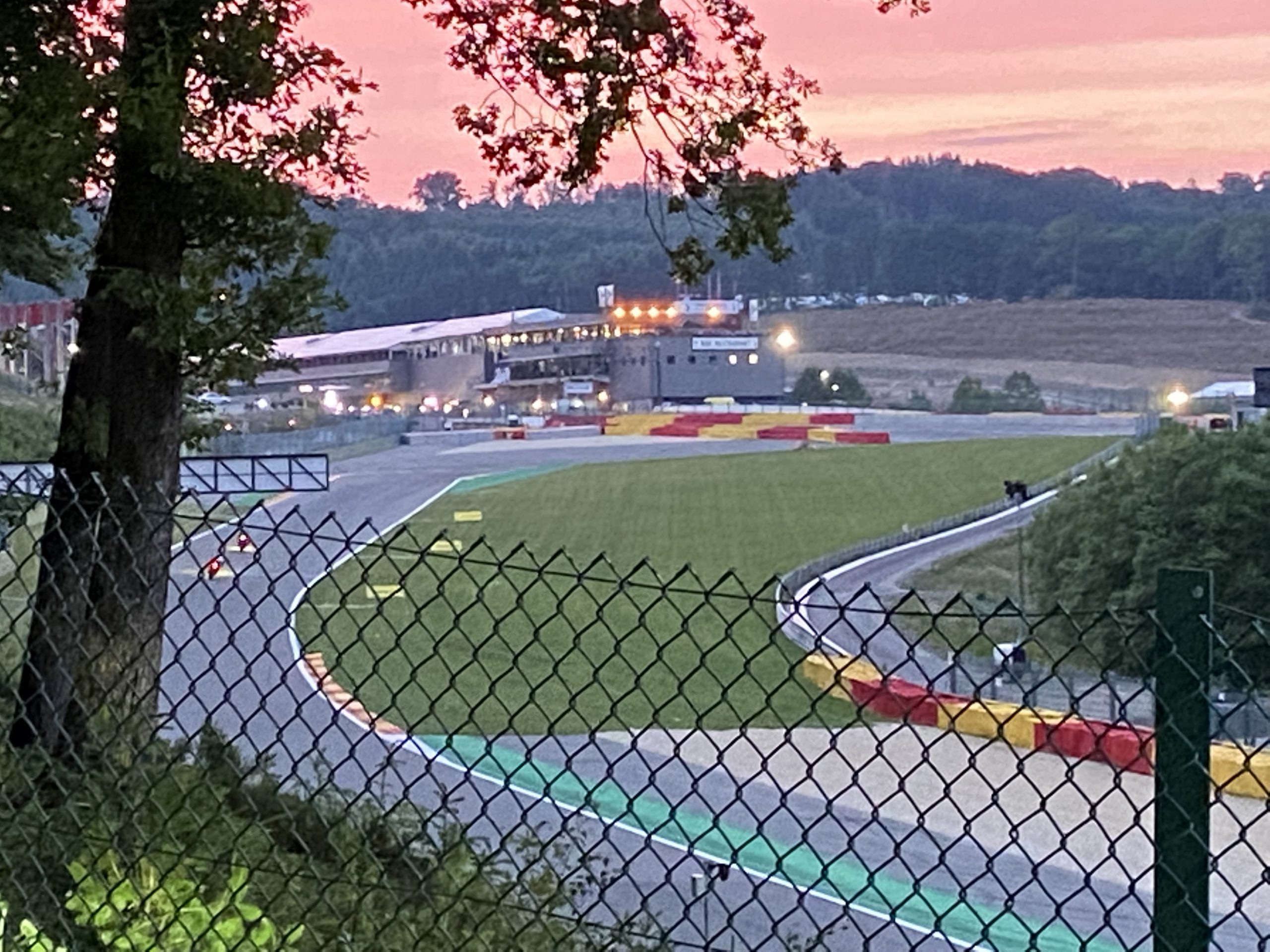 la nuit tombe doucement sur le circuit, les mâst montrent de plus en plus leur efficacité