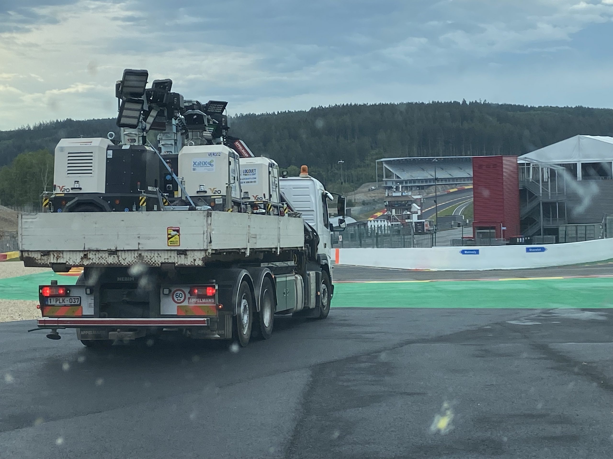le grand jour est arrivé, livraison des mats via camion grue