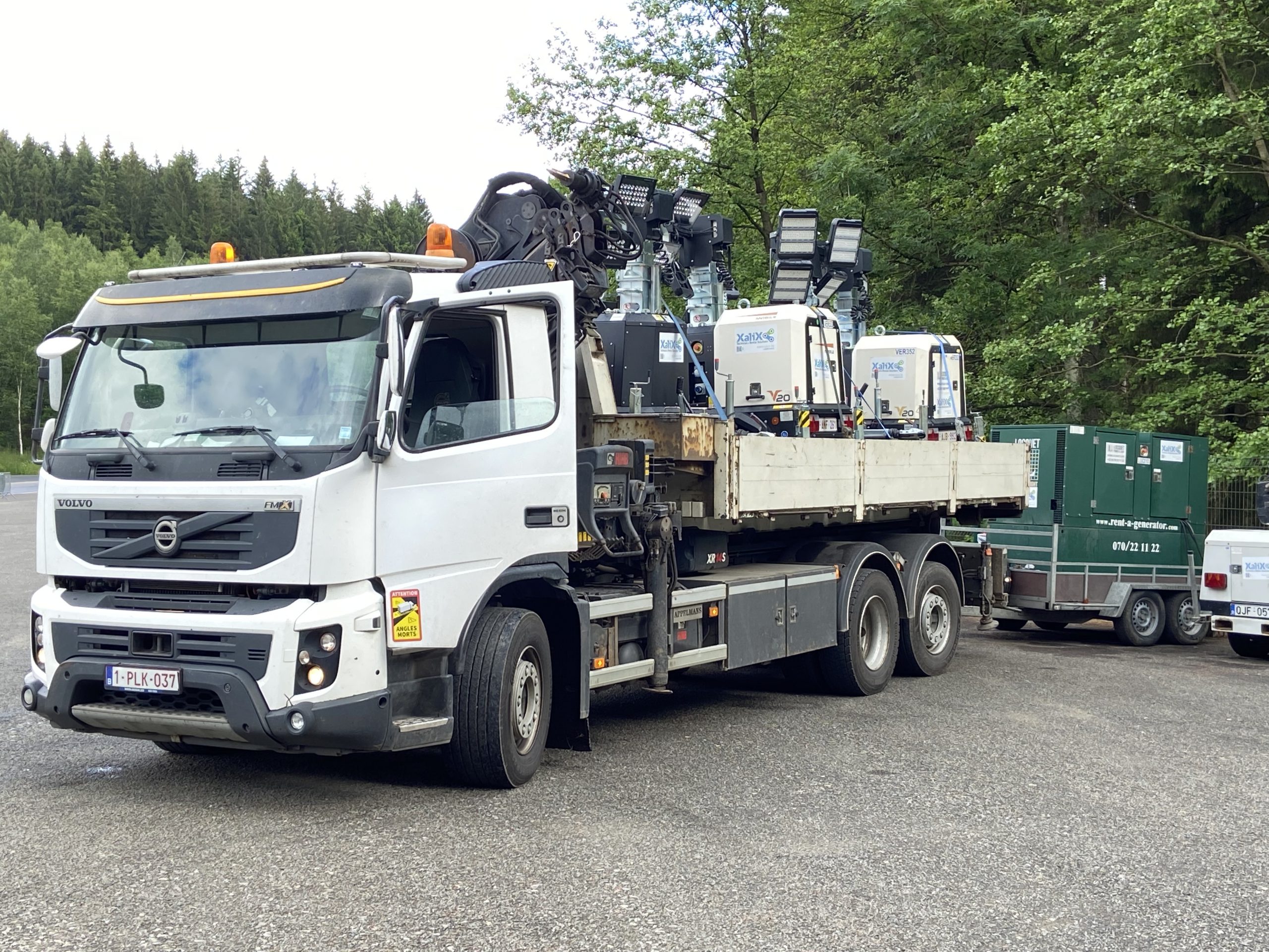 livraison de mâts et groupe via camion grue