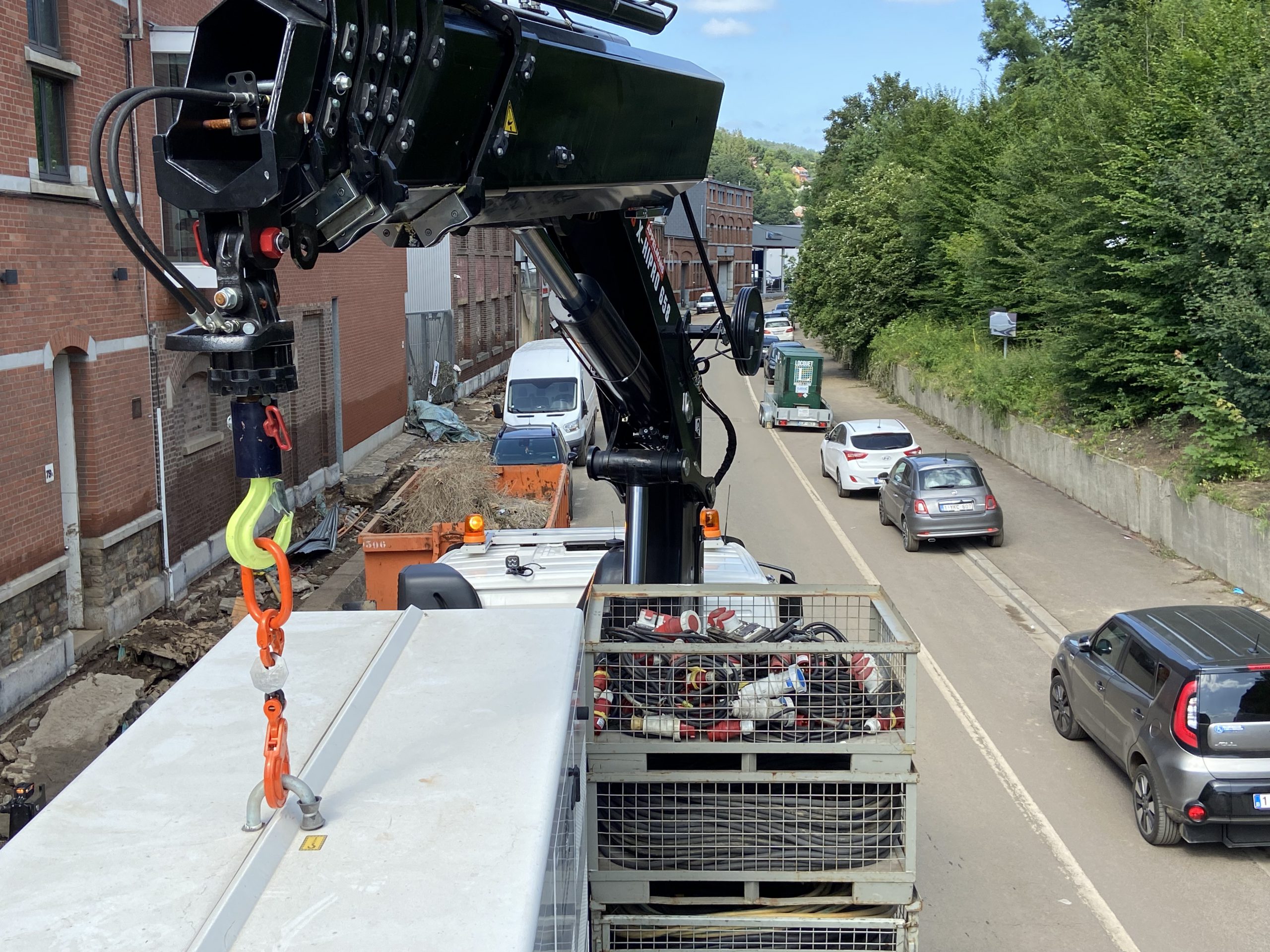 livraison en urgence via camion grue, sur le fond une remorque avec un autre groupe