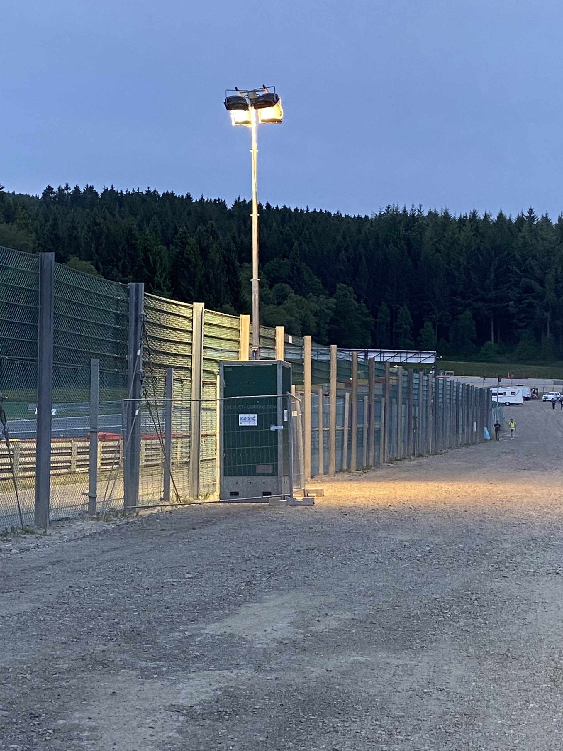 mât antivandale a la tombée de la nuit