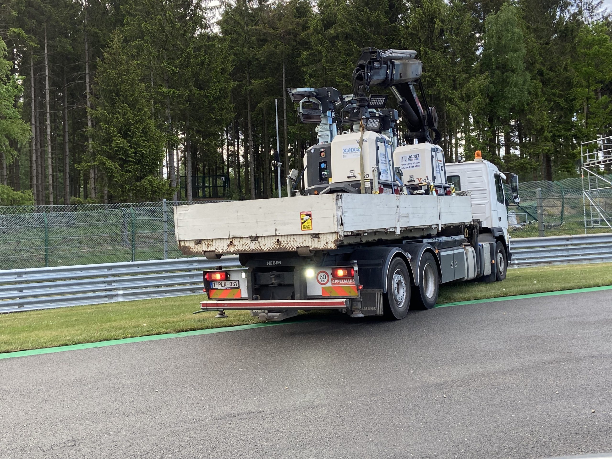 mise en place via camlion grue derrière les barrières de sécurité, usage d'une grue de forte capacité