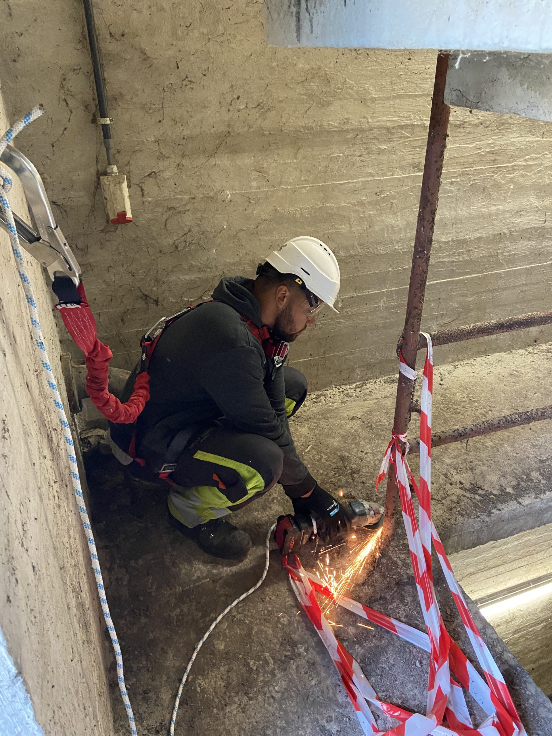 nous travaillons toujours en sécurité, harnais et fixations murales réceptionnées, nous sommes devant un vide de plus de 10m de haut lors de la réalisation du travail