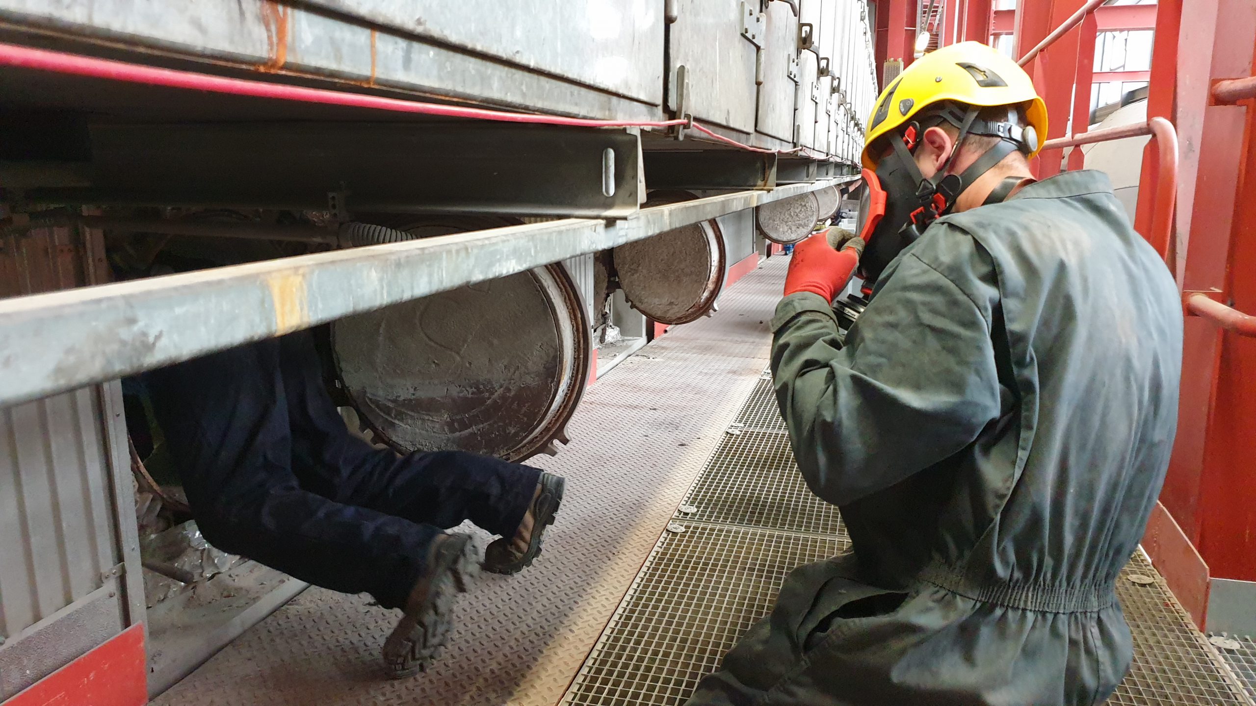 pose d'éclairage dans un four, zone confinée