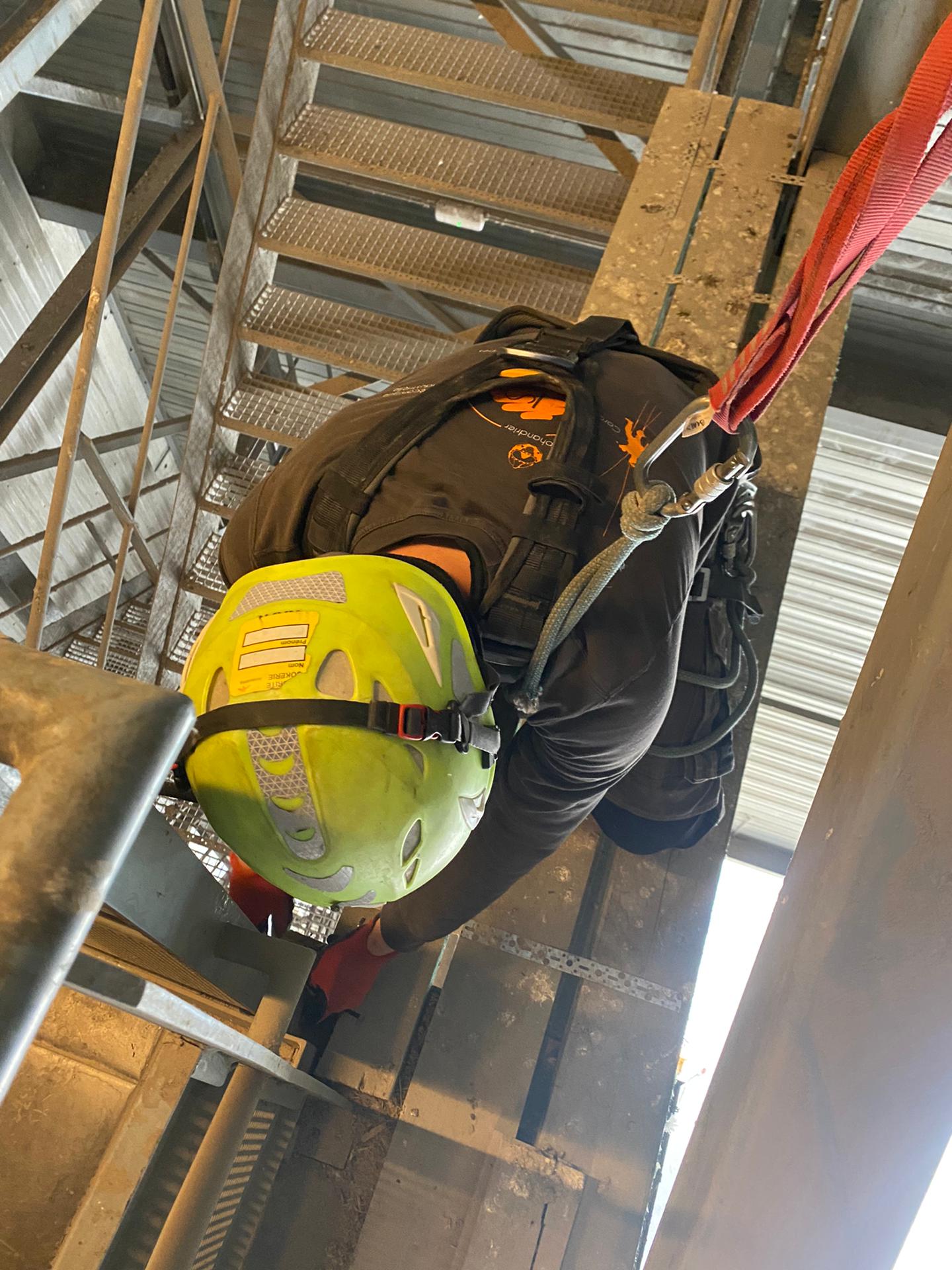 pose d'une liaison entre une charpente et un ascenseur extérieur provisoire