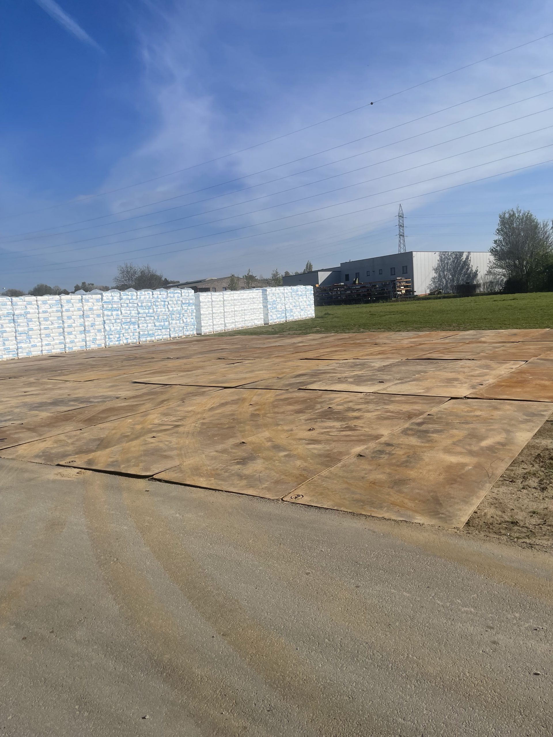 préparation du sol par tolage afin de recevoir un chapiteau de stockage