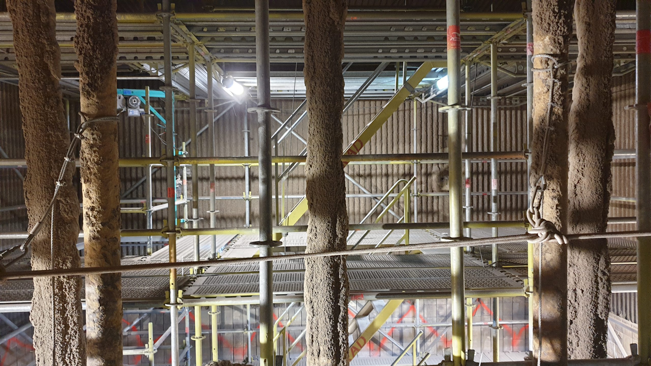 résultat éclairage zone confinée via tube LED, pose par nos soins, vue intérieur d'un four