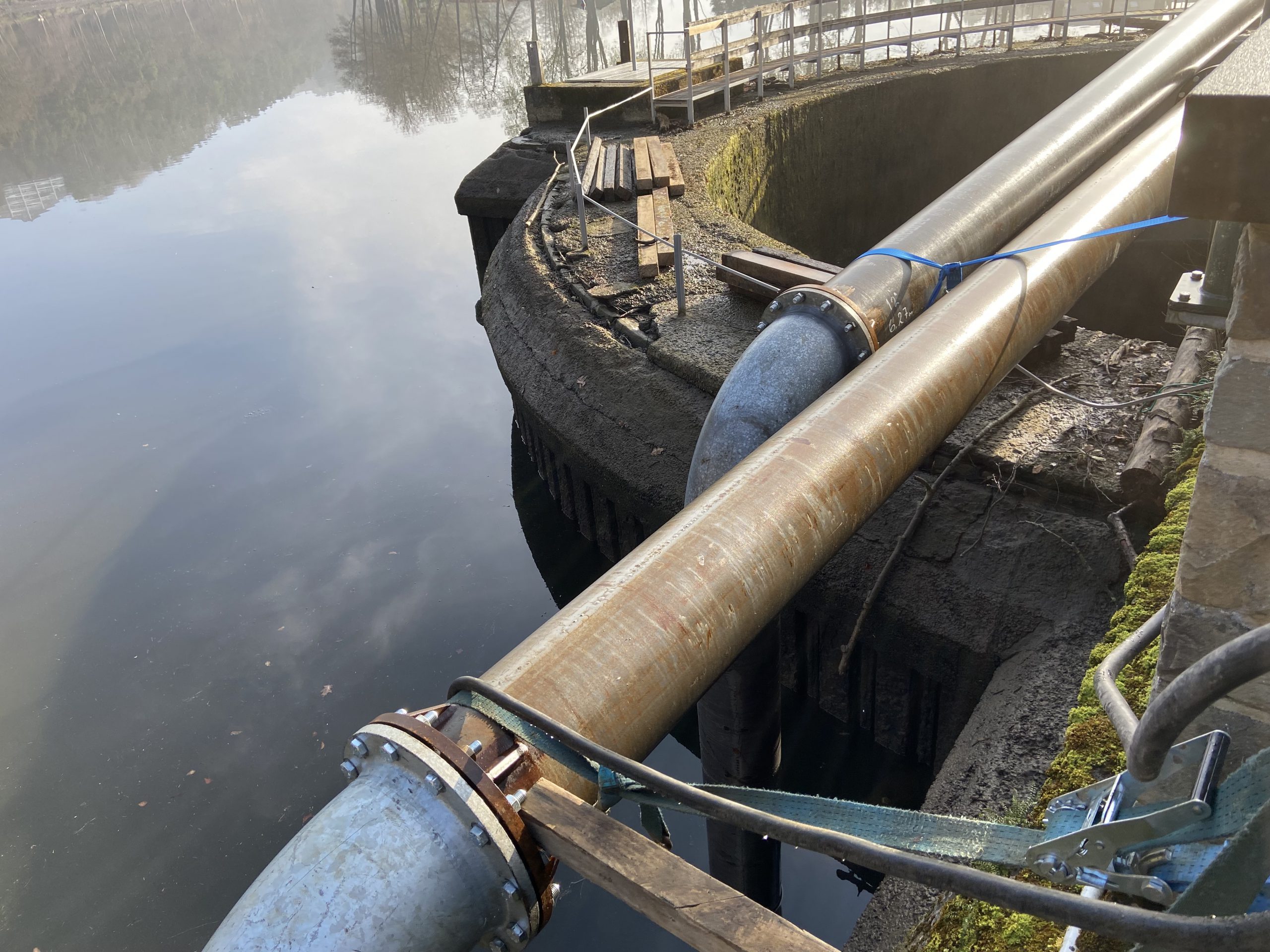 tuyauterie des pompes pour la vidange du lac