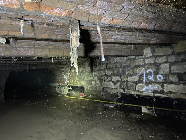 visite et rédaction d'un rapport sur la situation, suite aux inondations, sous terrain