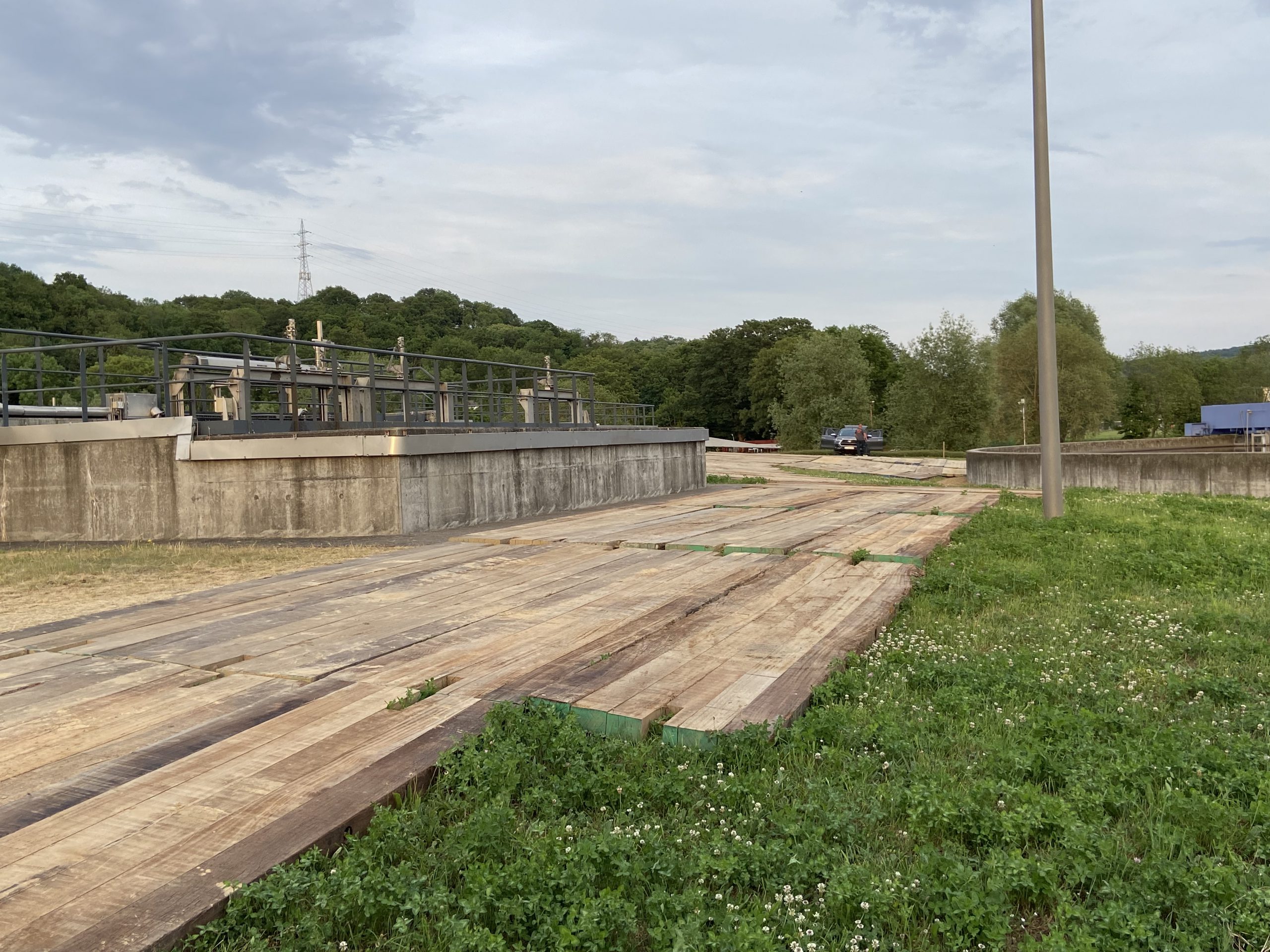 zone de roulage et de travail posée sur pelouse