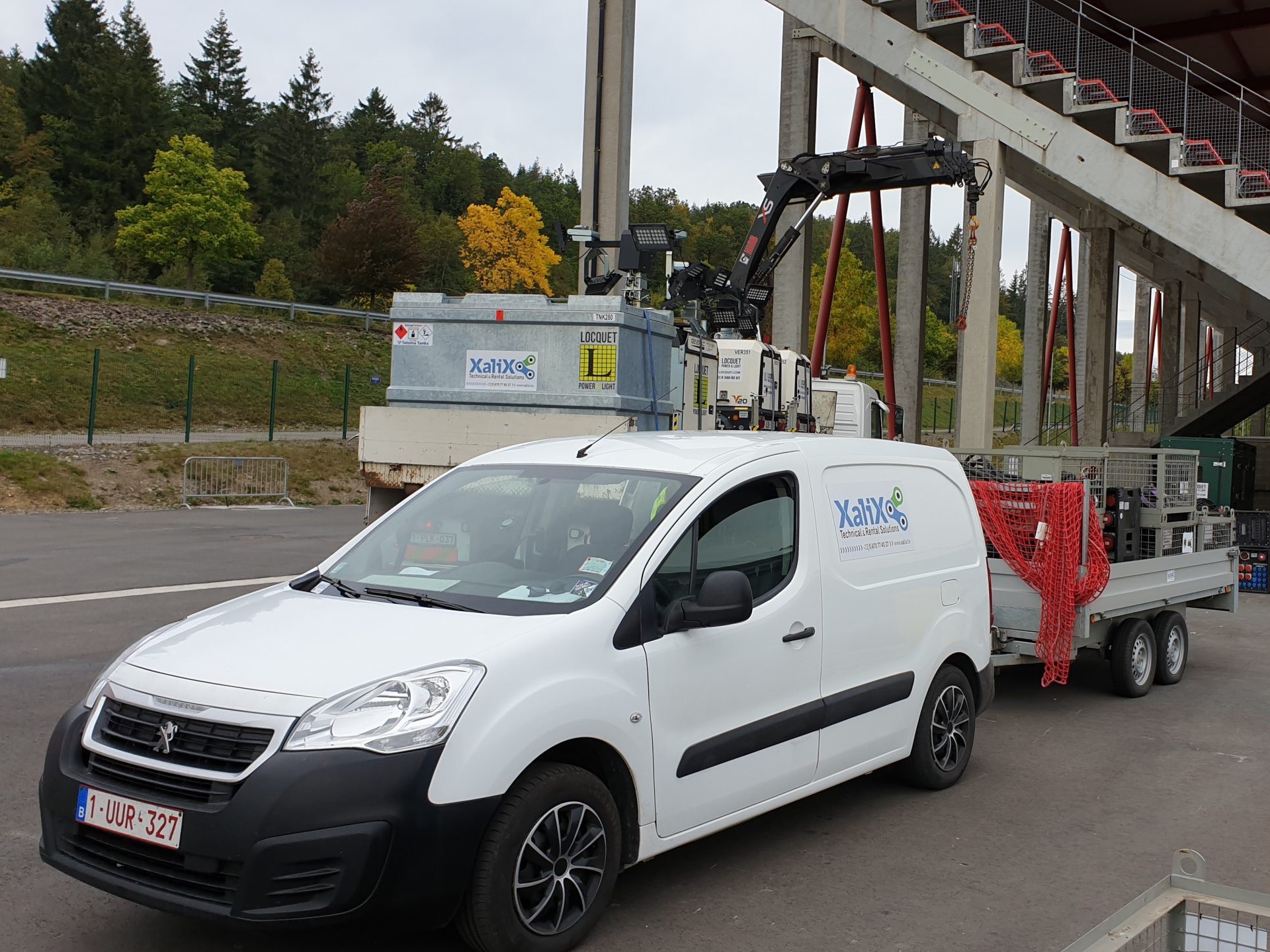 livraison-et-pose-par-camion-grue-le-reste-par-remarque-afin-de-limiter-les-couts-et-pollutions-inutiles-scaled2