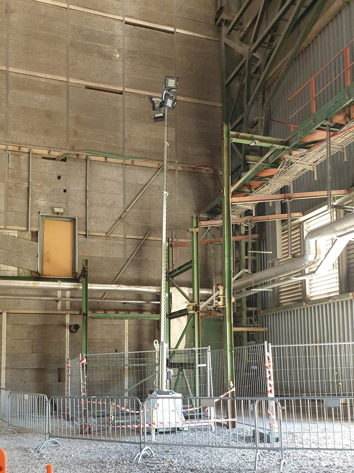 amenagement-dune-zone-en-parking-avec-acces-IN-et-OUT-sans-oublier-la-securisation-par-mat-declairage-scaled_edited