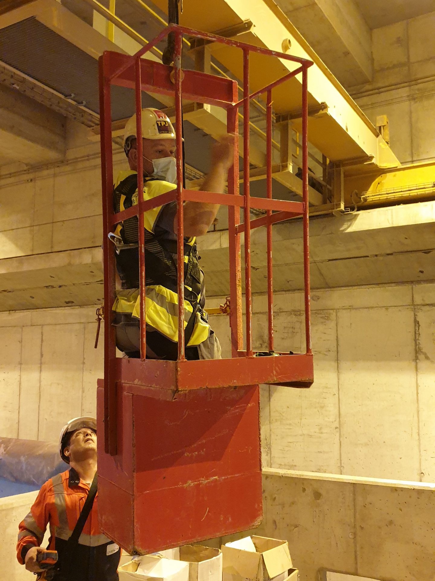 usage-de-nacelle-pendulaire-afin-dacceder-au-poste-de-travail-scaled