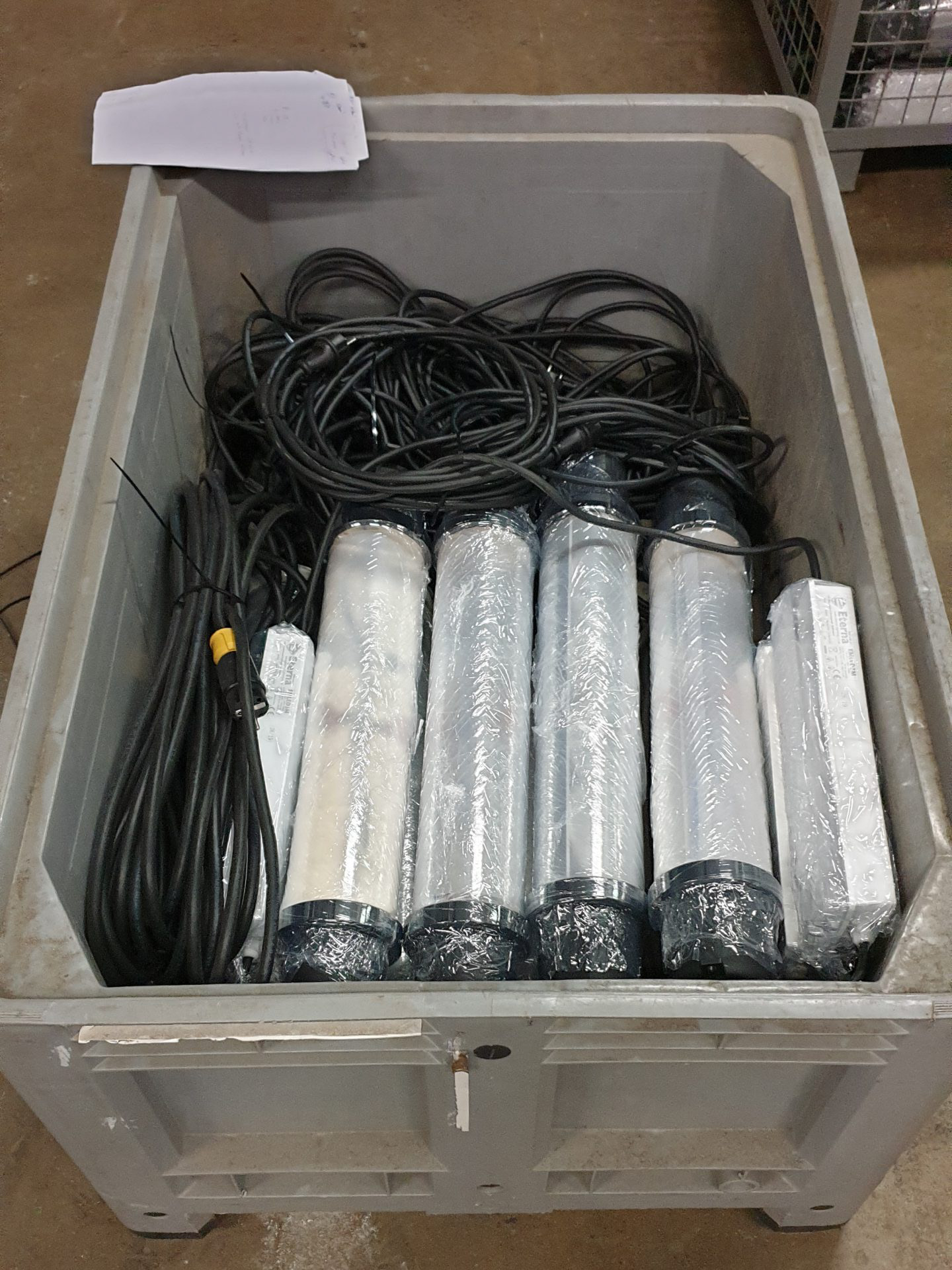 Éclairage LED avec fonction secours feuille de protection du tube et touche personnelle en filmant l'ensemble car usage dans une zone de sablage